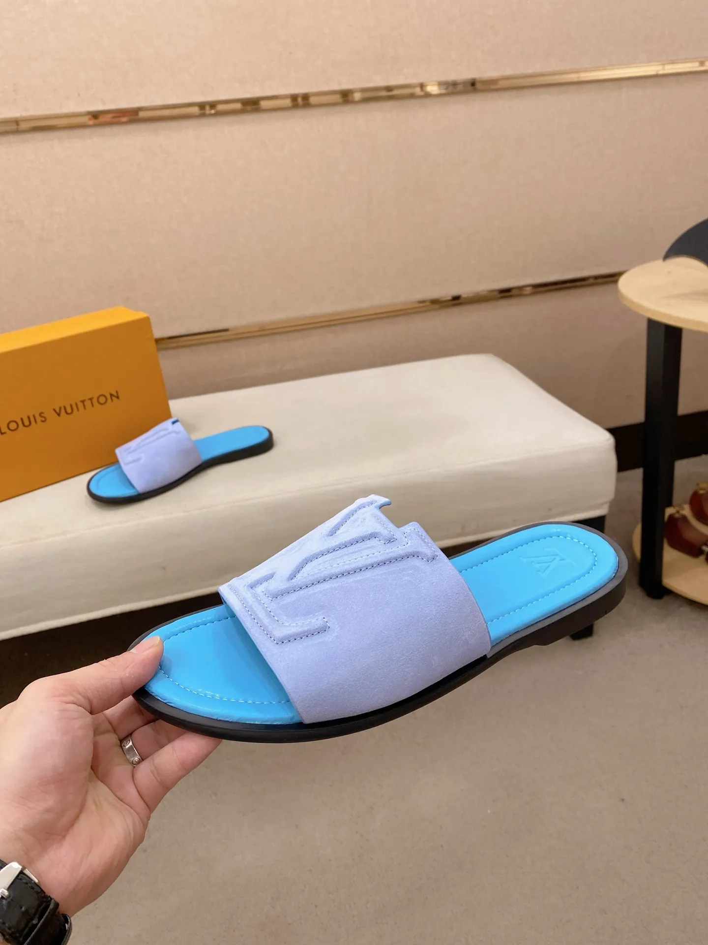 Men's shoes 💰: 340💰Made by LV🔍Top purchasing agents. Men's spring and summer slippers are available at the same counter. The uppers are imported cowhide from Italy, with logo graphics and high-quality craftsmanship. Soles: original soles specially provided by the original factory. Exclusive movable molded soles are super comfortable. Original goods follow orders. 🔍🔍High quality. You can enter and exit the counter at will. Welcome to compare. Size 38-44. Can be customized45